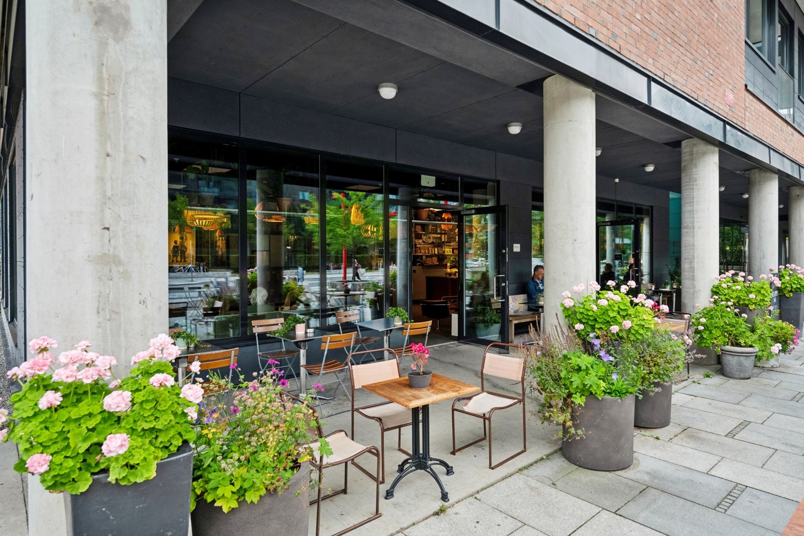 I umiddelbar nærhet til daglivarebutikk, Café, treningssenter m.m. Galleribilde