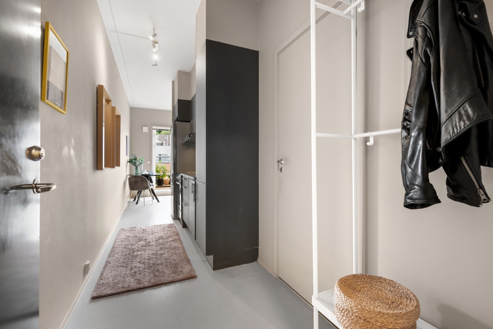 Gang med plass til yttertøy Galleribilde