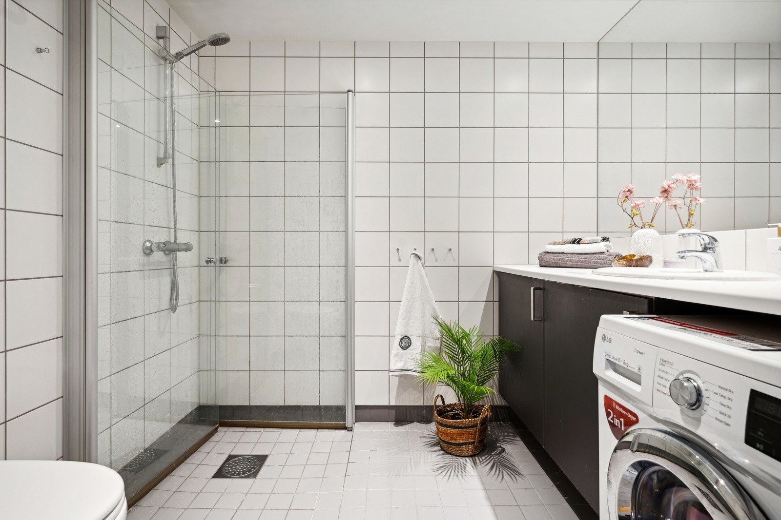 Innsvingbare dusjvegger. Opplegg for vaskemaskin Galleribilde