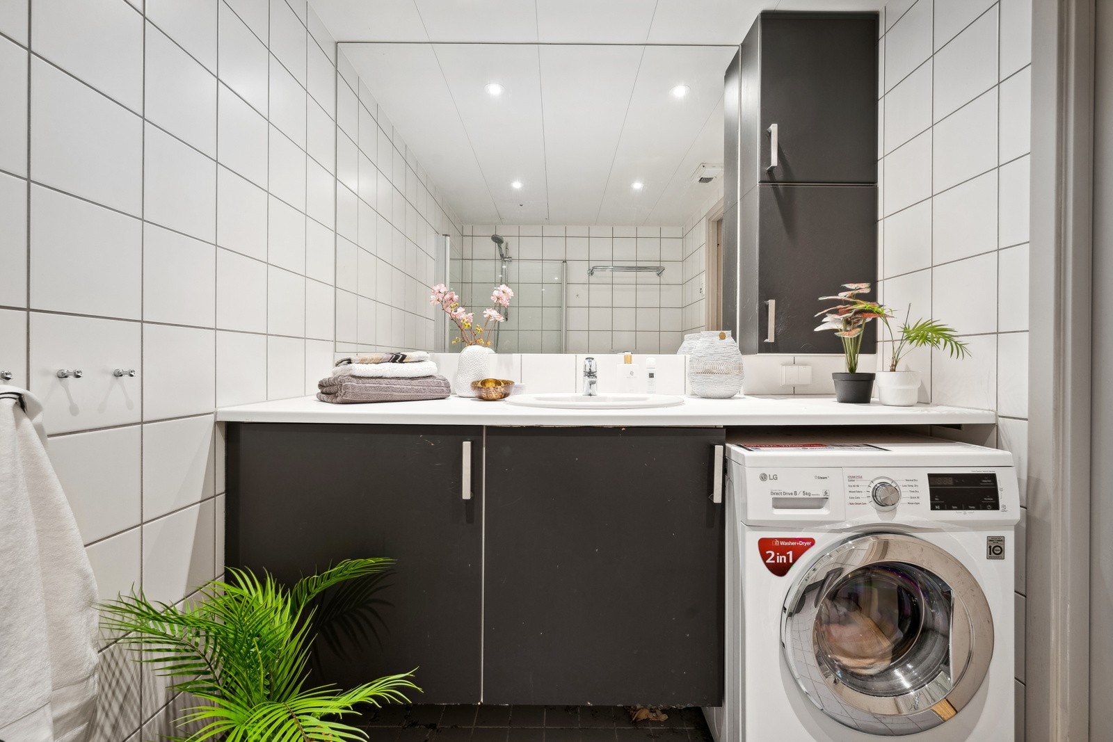 Flislagt bad fra byggeår med downlights og gulvvarme Galleribilde