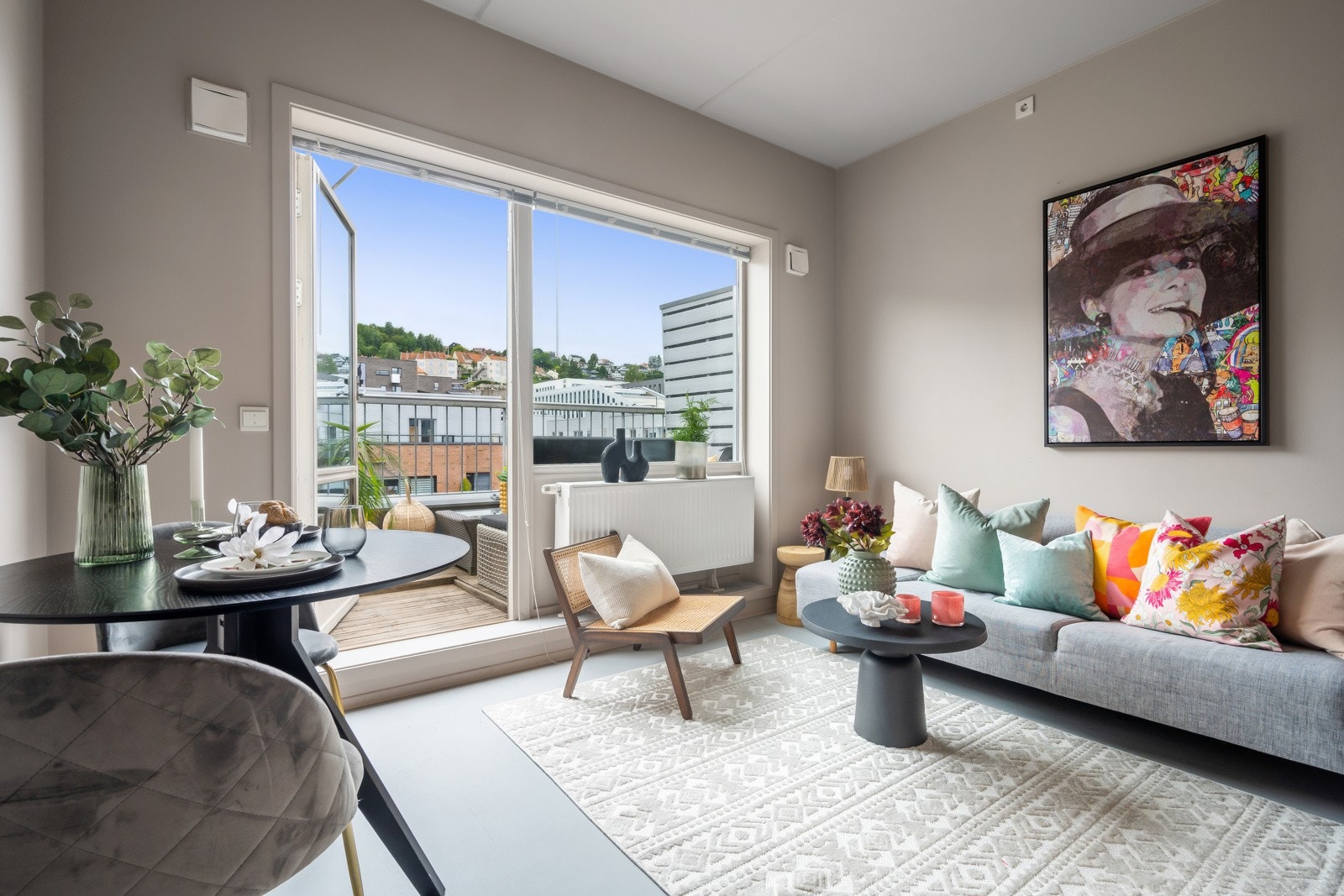 Pen arealeffektiv leilighet med god takhøyde og solrik terrasse Galleribilde