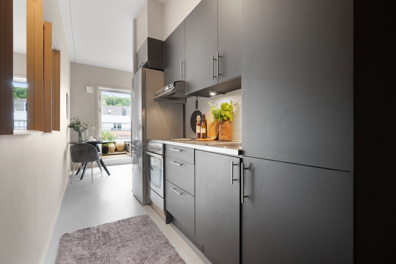 Moderne kjøkkeninnredning komfyr medfølger Galleribilde