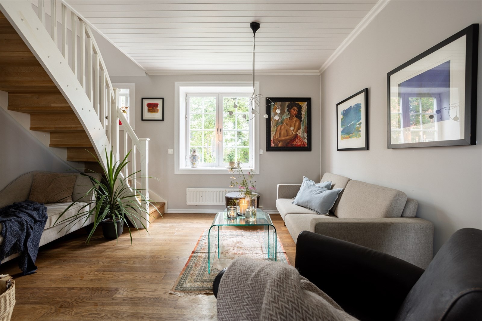 Boligen oppleves svært lys og luftig med store vindusflater i flere himmelretninger som slipper inn rikelig med naturlig sollys. Galleribilde