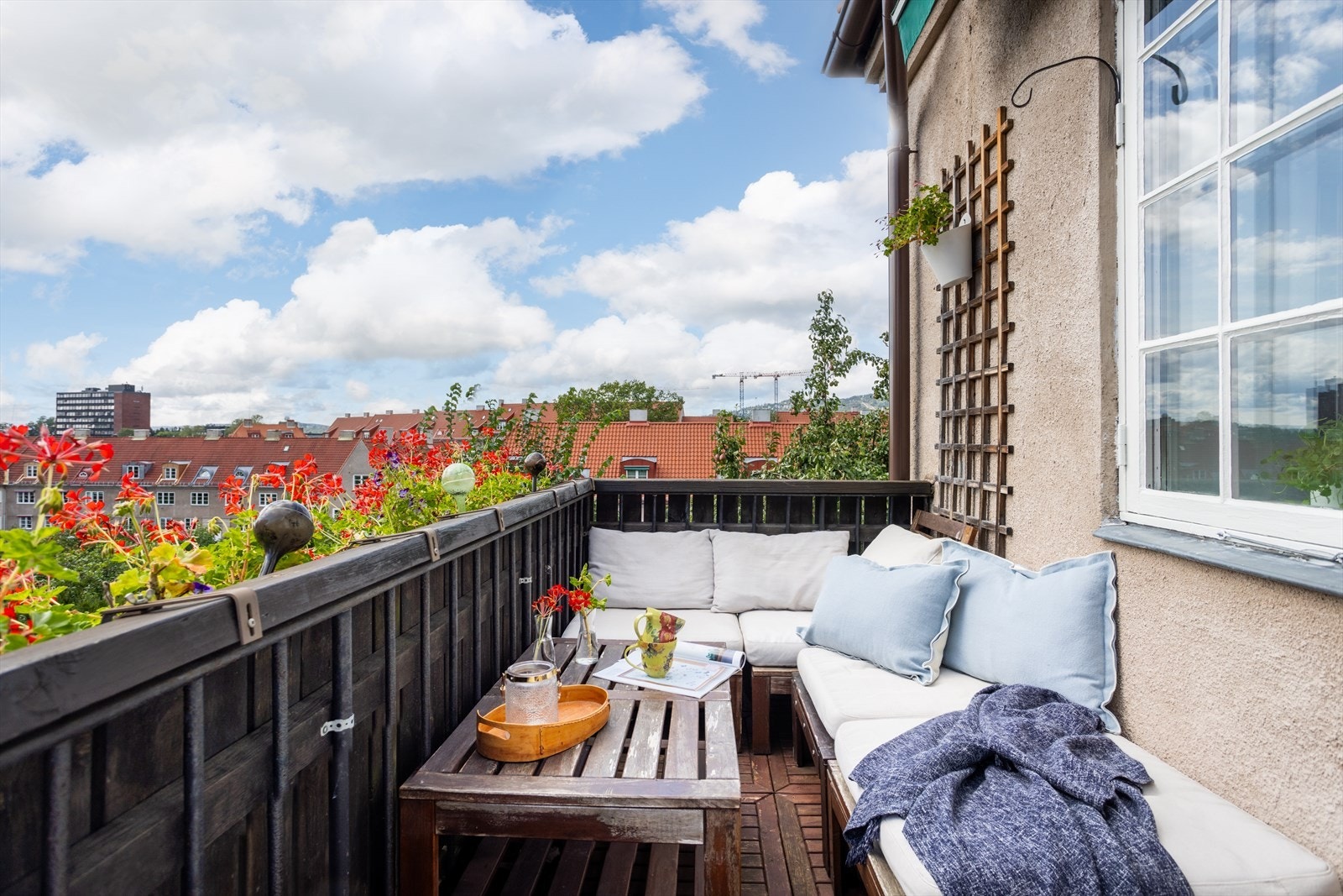 Balkongen har plass til enklere utemøblement, og er et herlig sted for blant annet morgenkaffen. Galleribilde