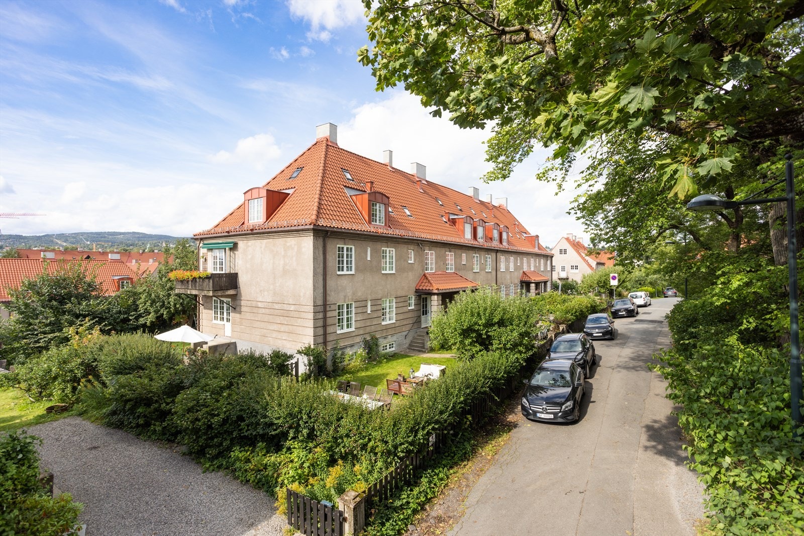 En nydelig og familievennlig endeleilighet med balkong, egen hage og en meget innholdsrik planløsning. Galleribilde