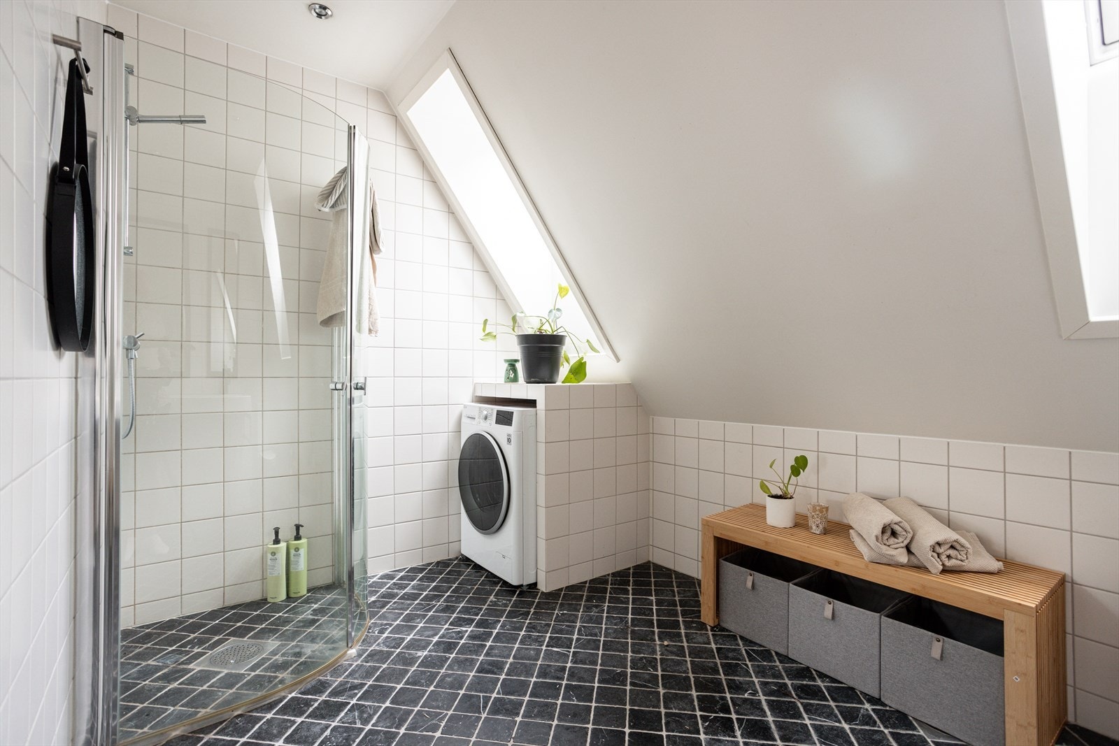 Badet i loftsetasjen er også fra ca. 2008. Galleribilde