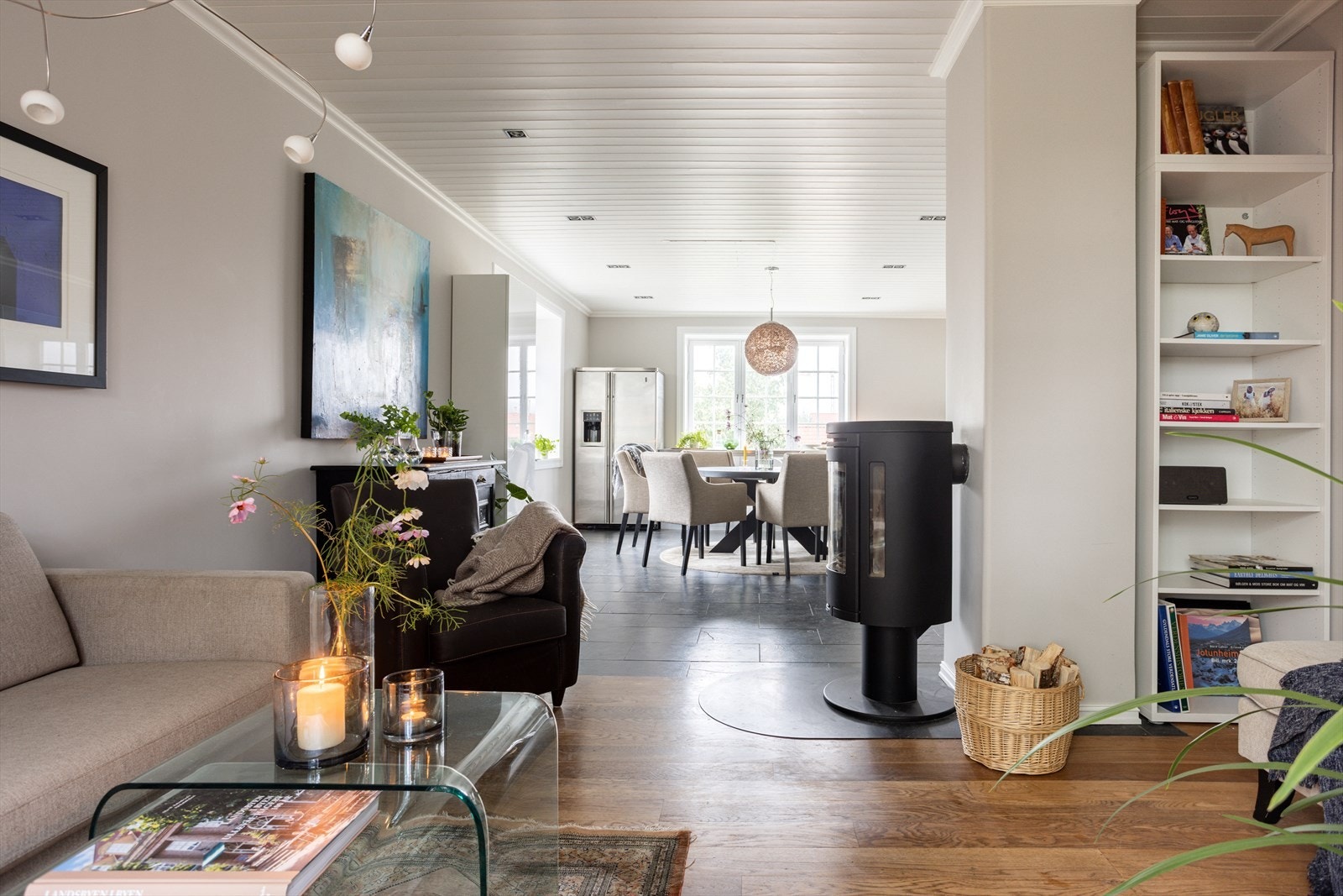 Dagligstuen og spisestuen ligger i en fin og sosial tilknytning. Midt i rommet er det en flott peisovn som varmer godt på kaldere dager. Galleribilde
