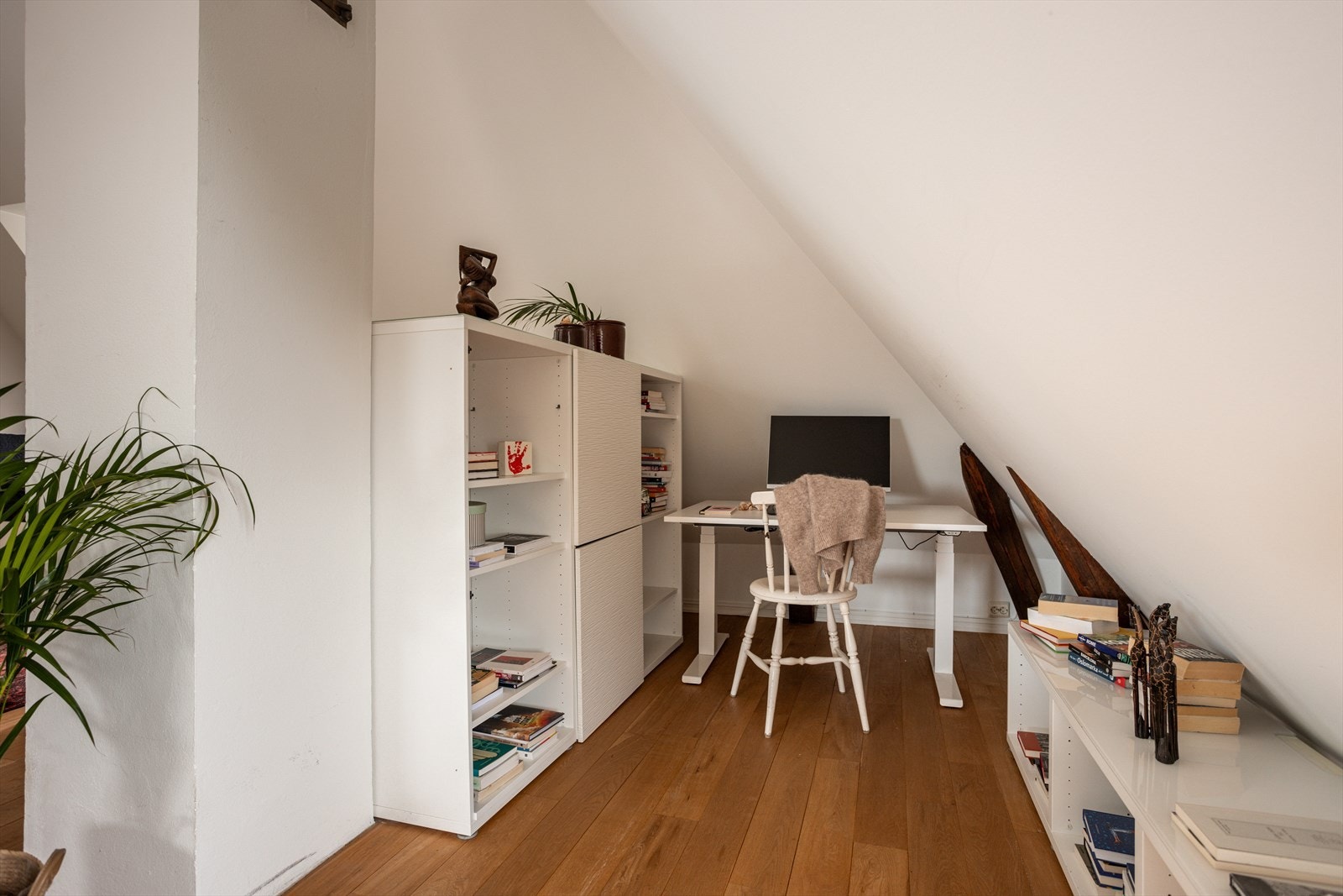 Det er god plass til oppbevaring, kontorløsning og det man måtte ønske. Galleribilde