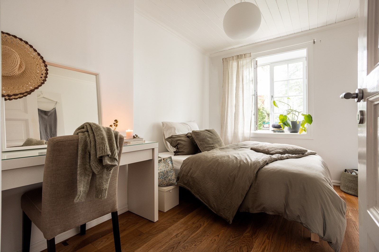 Soverom 2 har god plass til dobbeltseng, garderobeløsning og øvrig soveromsmøblement. Galleribilde