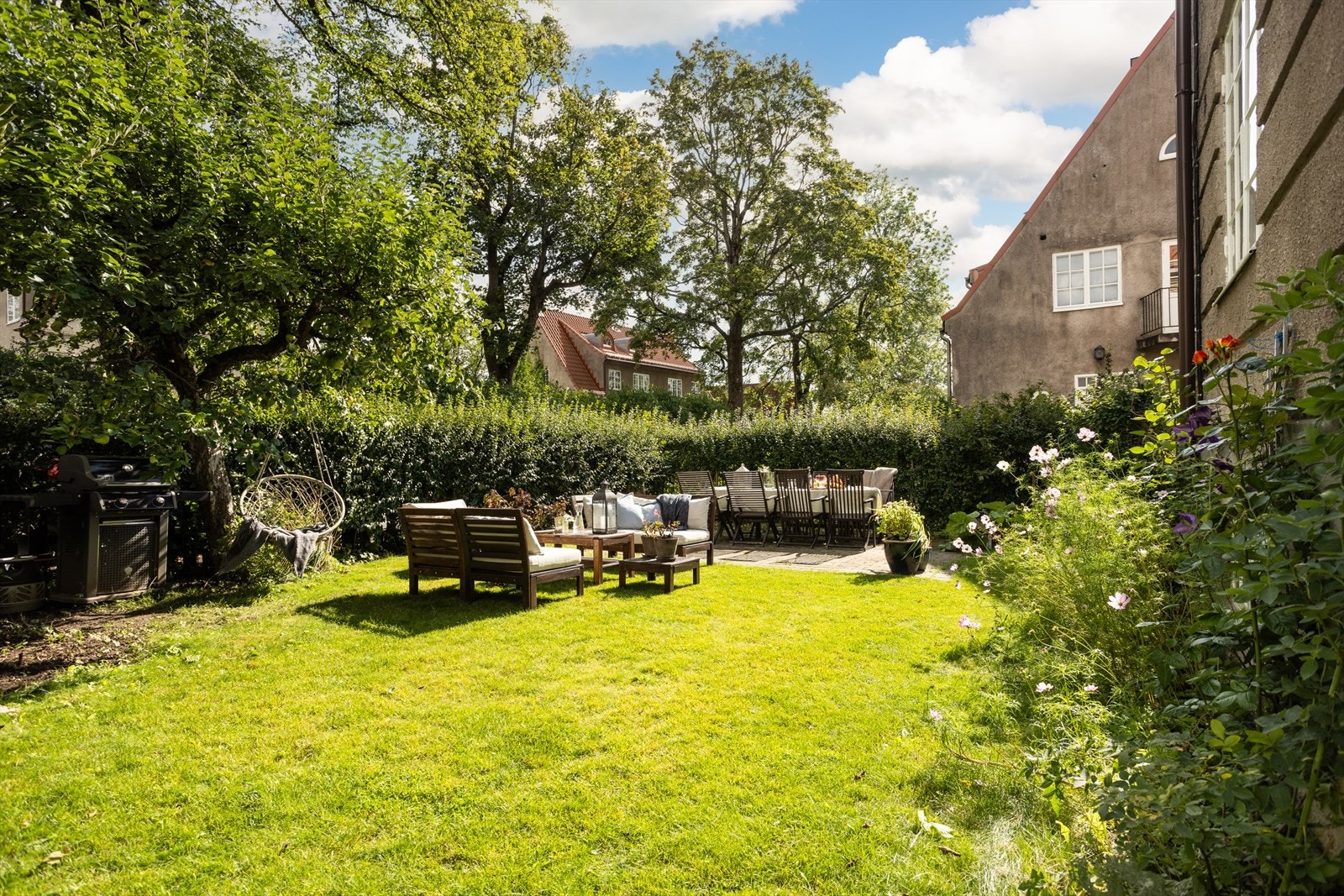 Leiligheten har en nydelig hageparsell som ligger fint og skjermet til i mot rolige omgivelser. Galleribilde