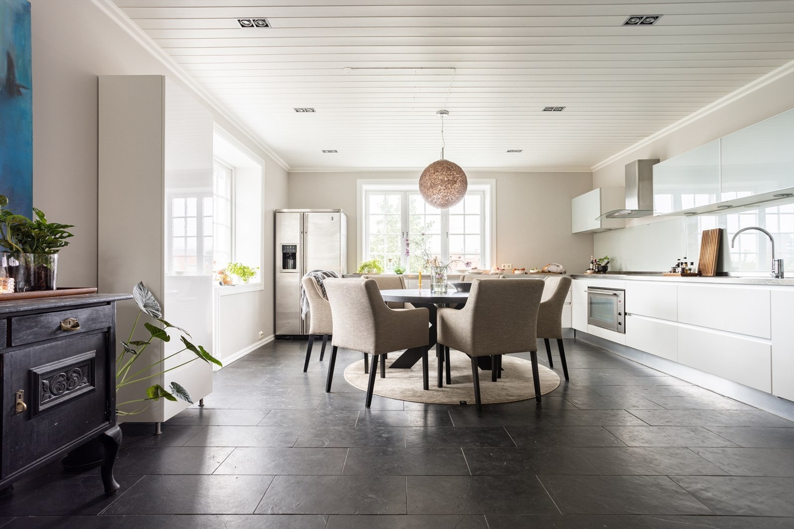 Kjøkkenet er et hyggelig og naturlig samlingspunkt både i hverdagen og ved festligere anledninger. Galleribilde