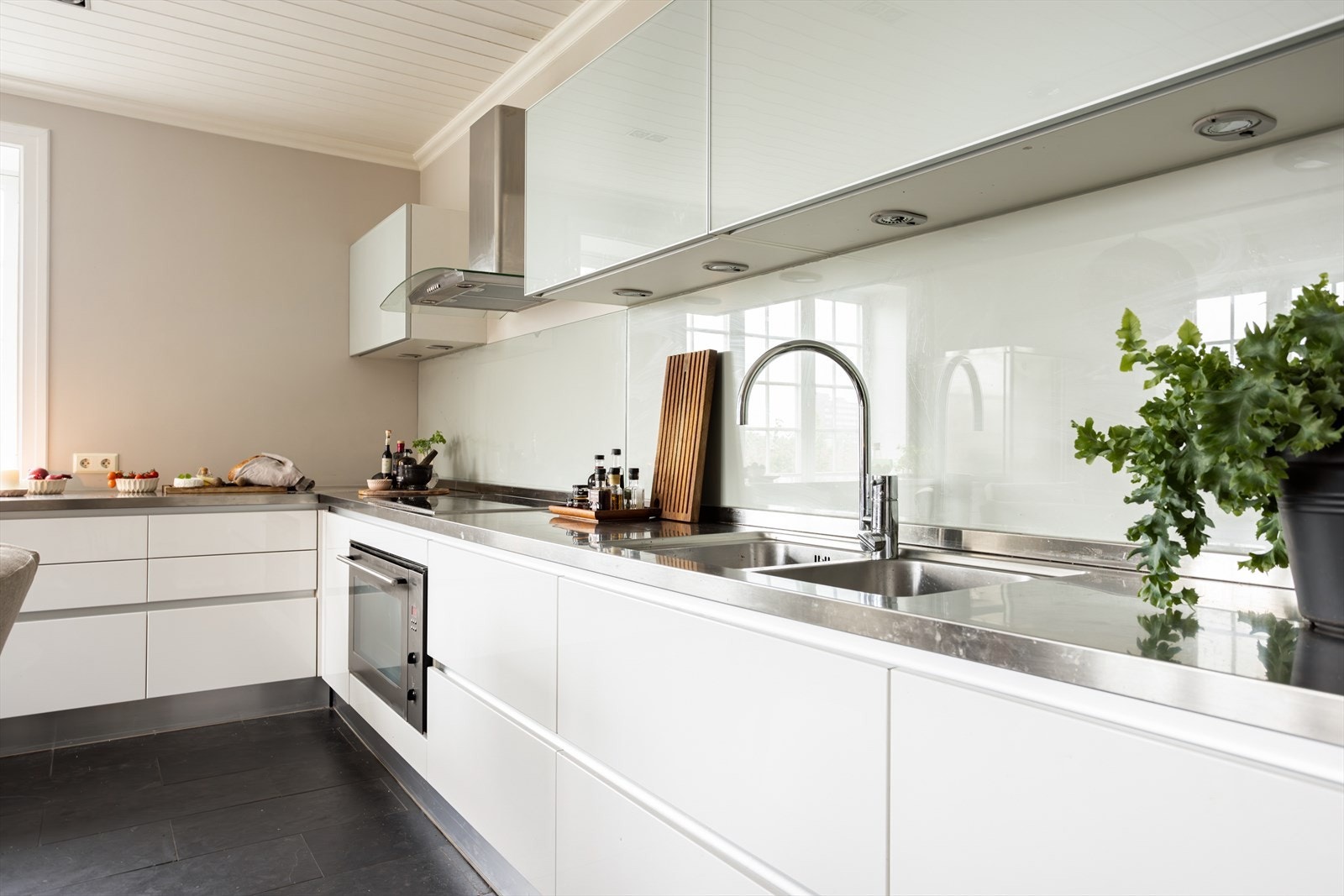 Kjøkkenet har en flott og tidløs innredning fra Aster som var ny i ca. 2008. Innredningen består av stål bekeplate, glassplate over benk, kullfiltervifte og nedfelt kum. Galleribilde