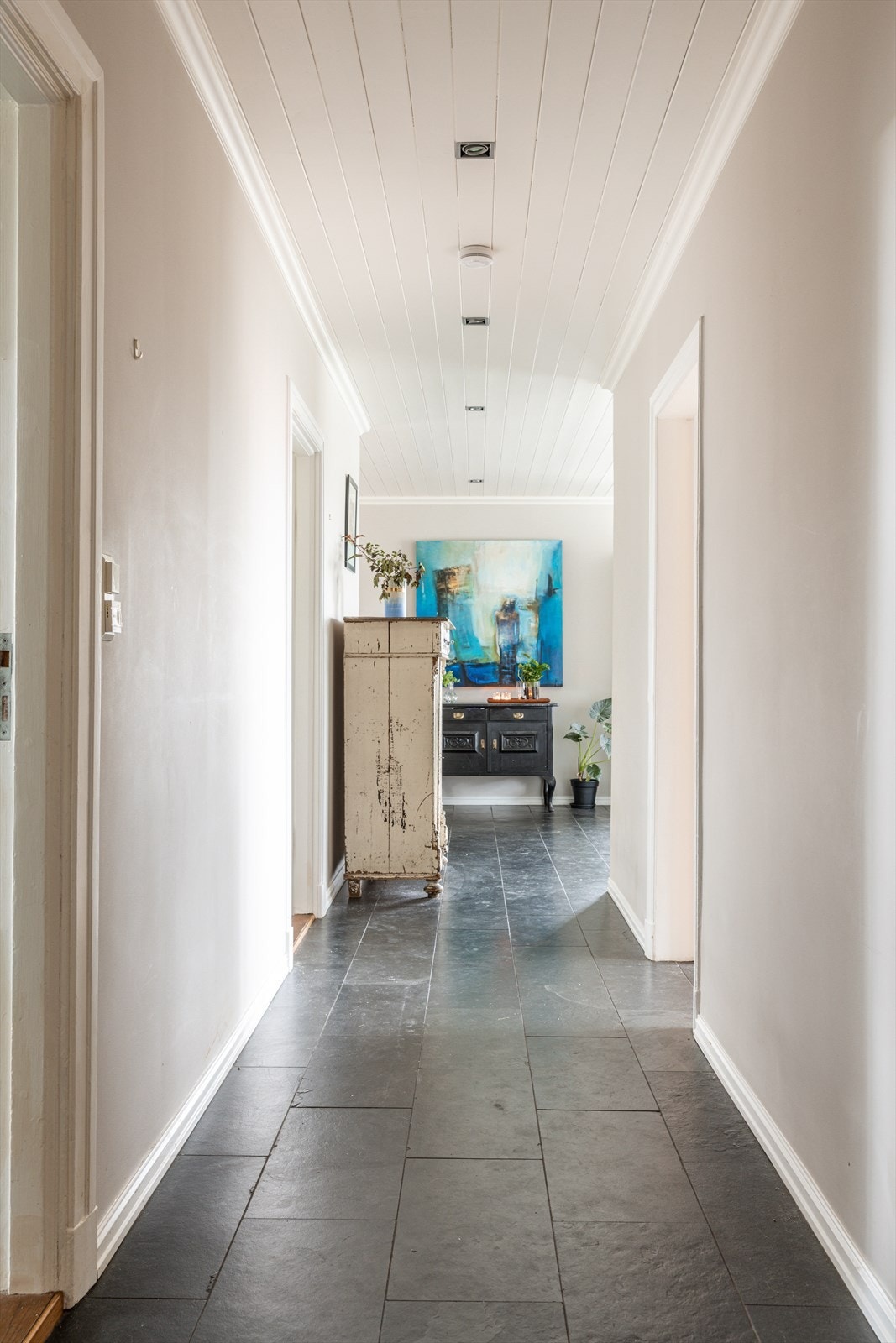 Etasjen består av stue og kjøkken, samt tre gode soverom og baderom. Grunnflaten i 2. etasje er på hele 105 kvm. Galleribilde