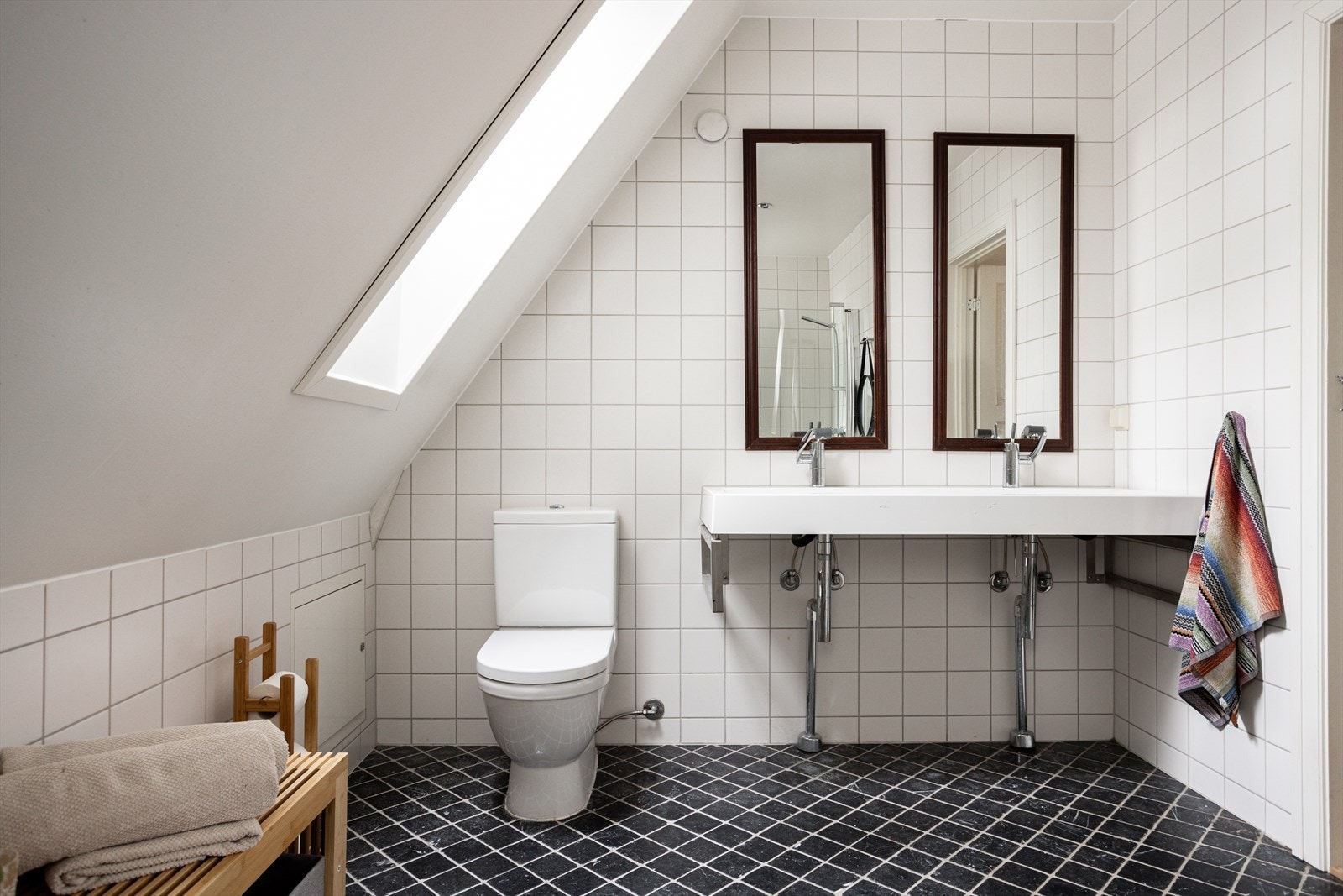 Innredningen består av wc, dobbel servant og dusj i hjørne med innadslående dører. Galleribilde