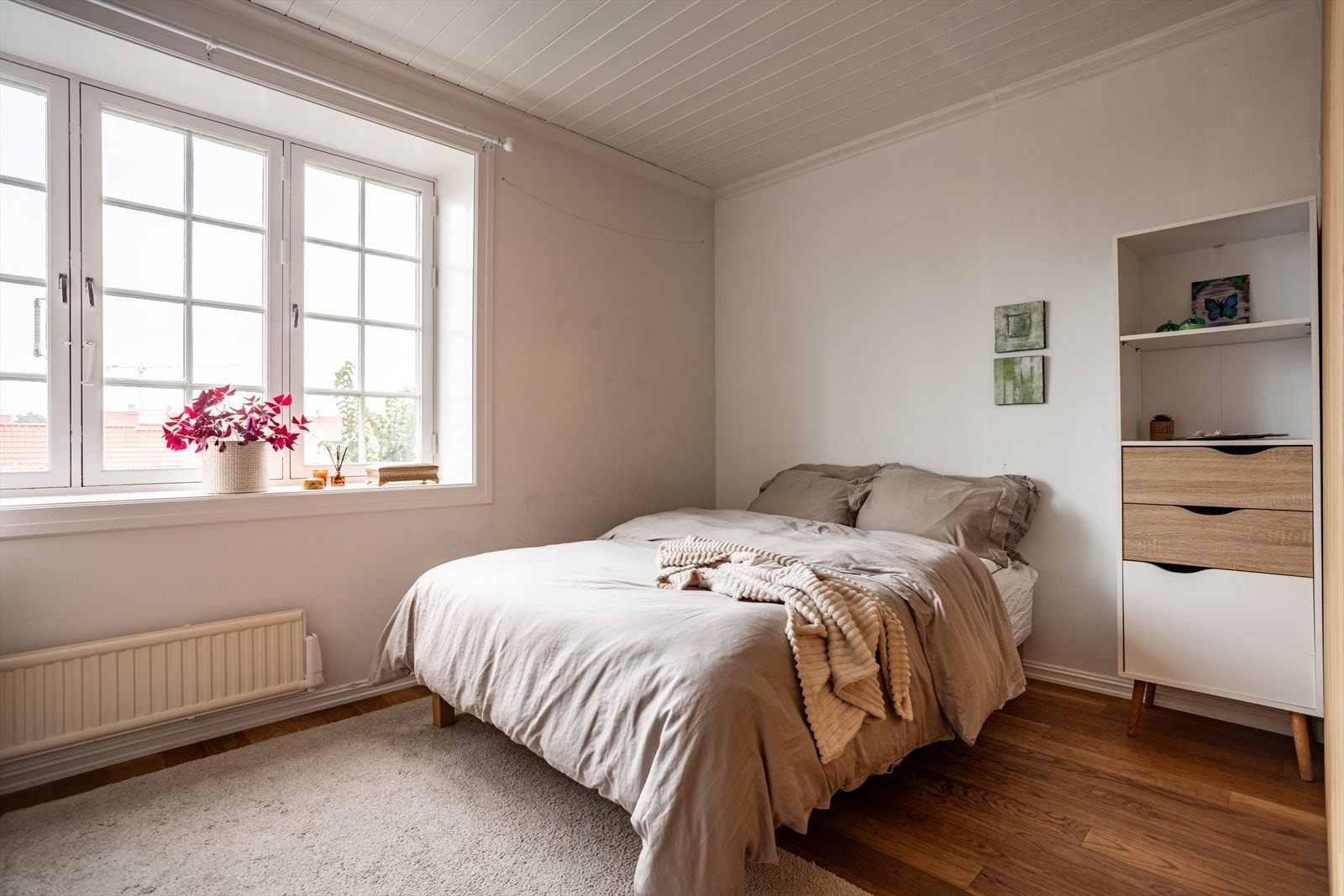 Hovedsoverommet lyst og av god størrelse med plass til dobbeltseng med tilhørende møblement. Galleribilde