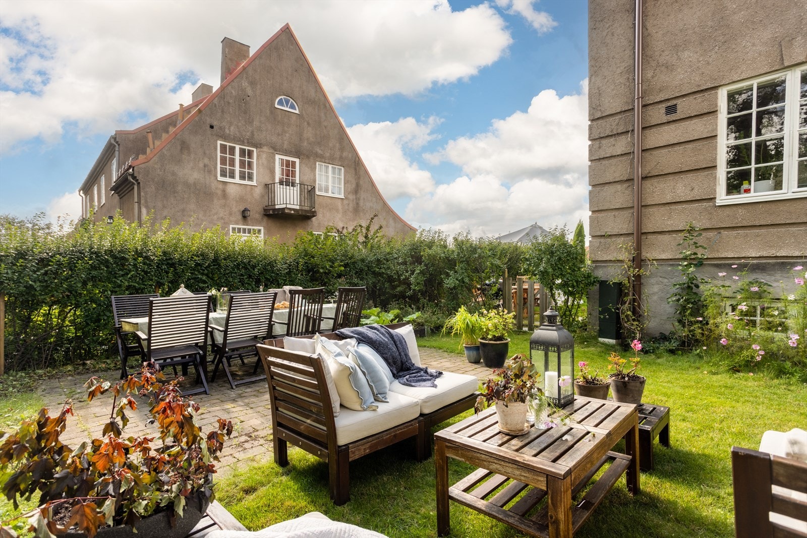 Hagen har god plass til diverse soner og utemøblement, og er en nydelig oase som er til stor glede for hele familien både sommer og vinter. Galleribilde