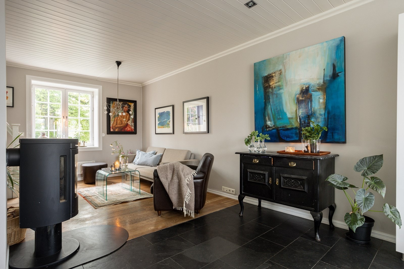 Leiligheten ligger fint til i byggets 2. etasje med utbygget loft og hemsløsning, og har en praktisk og familievennlig planløsning. Galleribilde