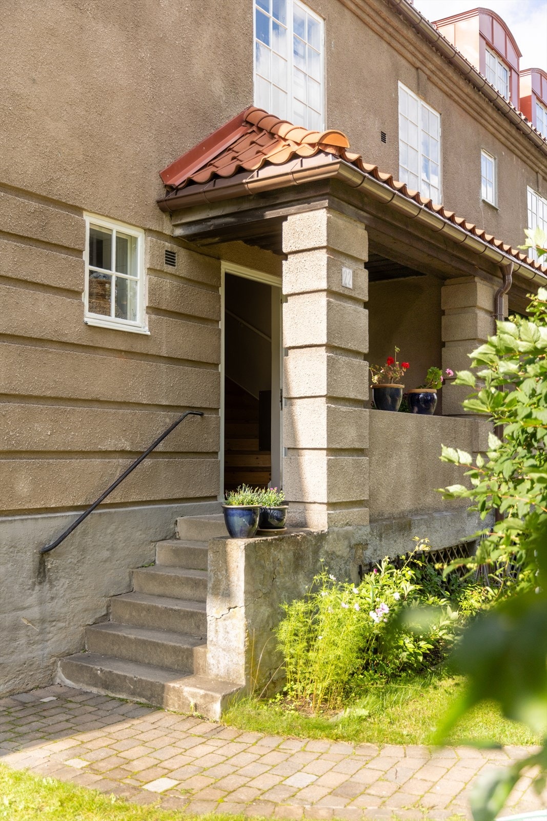 Det er ekstra lagringsplass i kjellerbod på ca. 13 m². Galleribilde