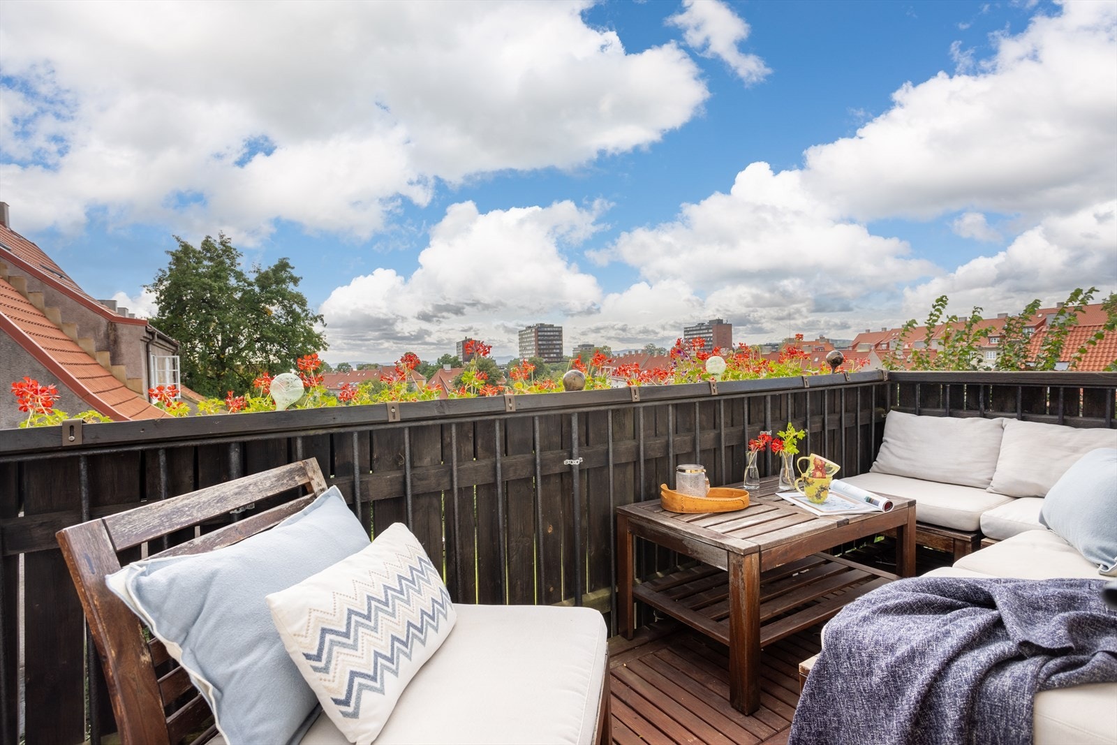 Fra kjøkkenet er det utgang til en herlig balkong med flotte solforhold gjennom store deler av dagen. Galleribilde