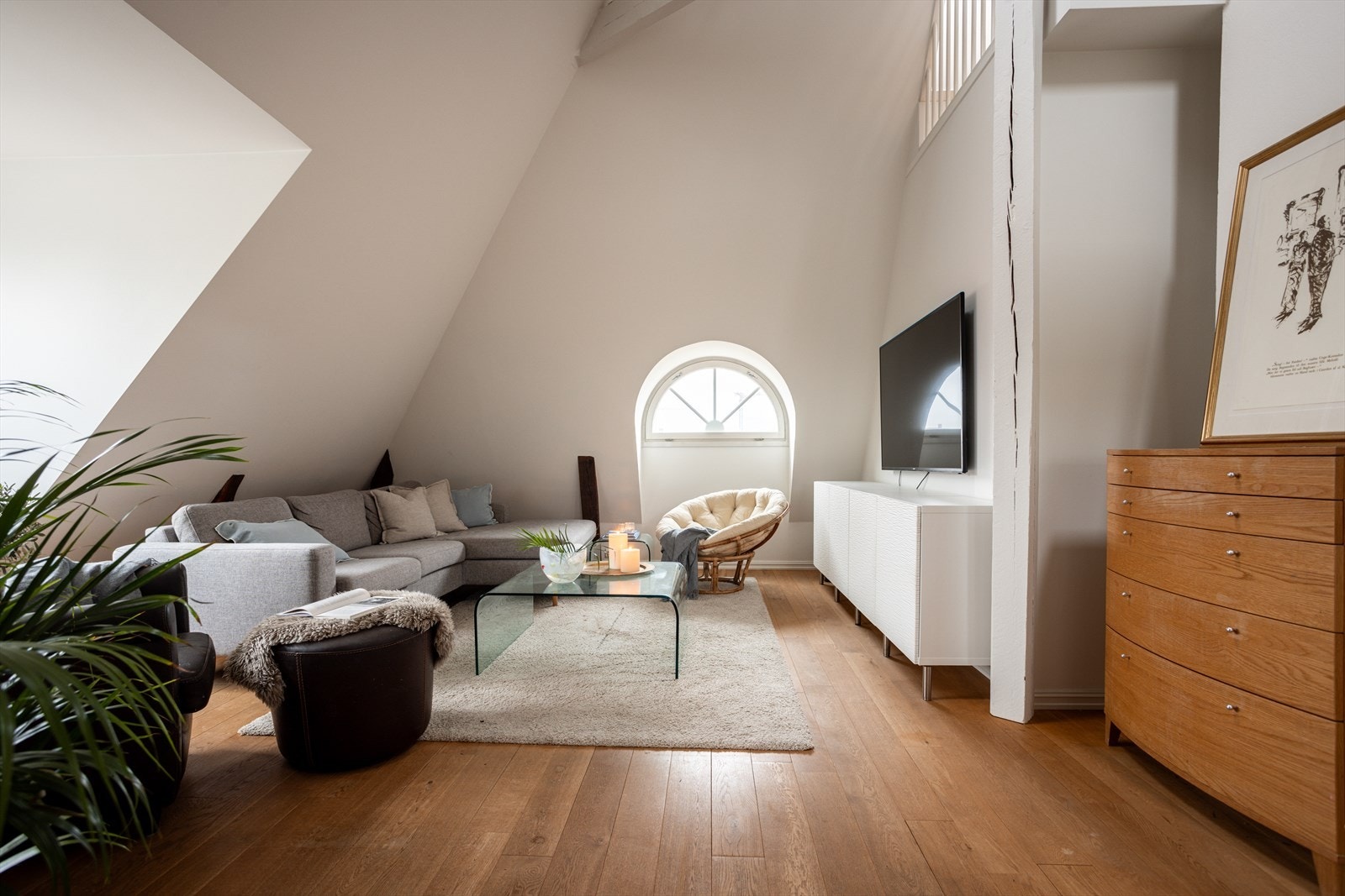 De ulike oppholdssonene gjør at boligen egner seg godt for familier i ulike livsfaser. Takhøyden til møne i stuen er på 5,7 meter. Galleribilde