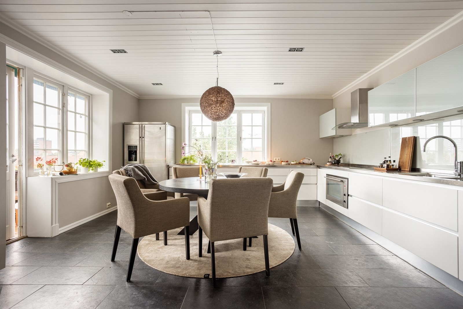 Videre er det integrert komfyr, induksjon platetopp, oppvaskmaskin som medfølger boligen ved salg. Det er god plass til stort spisebord på kjøkkenet. Galleribilde