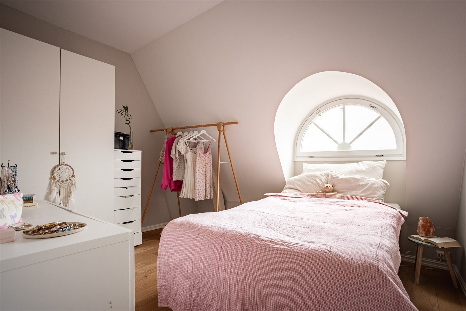 Loftsetasjen har i tillegg et praktisk soverom. De bueformede vinduene i etasjen gir et sjarmerende preg. Galleribilde