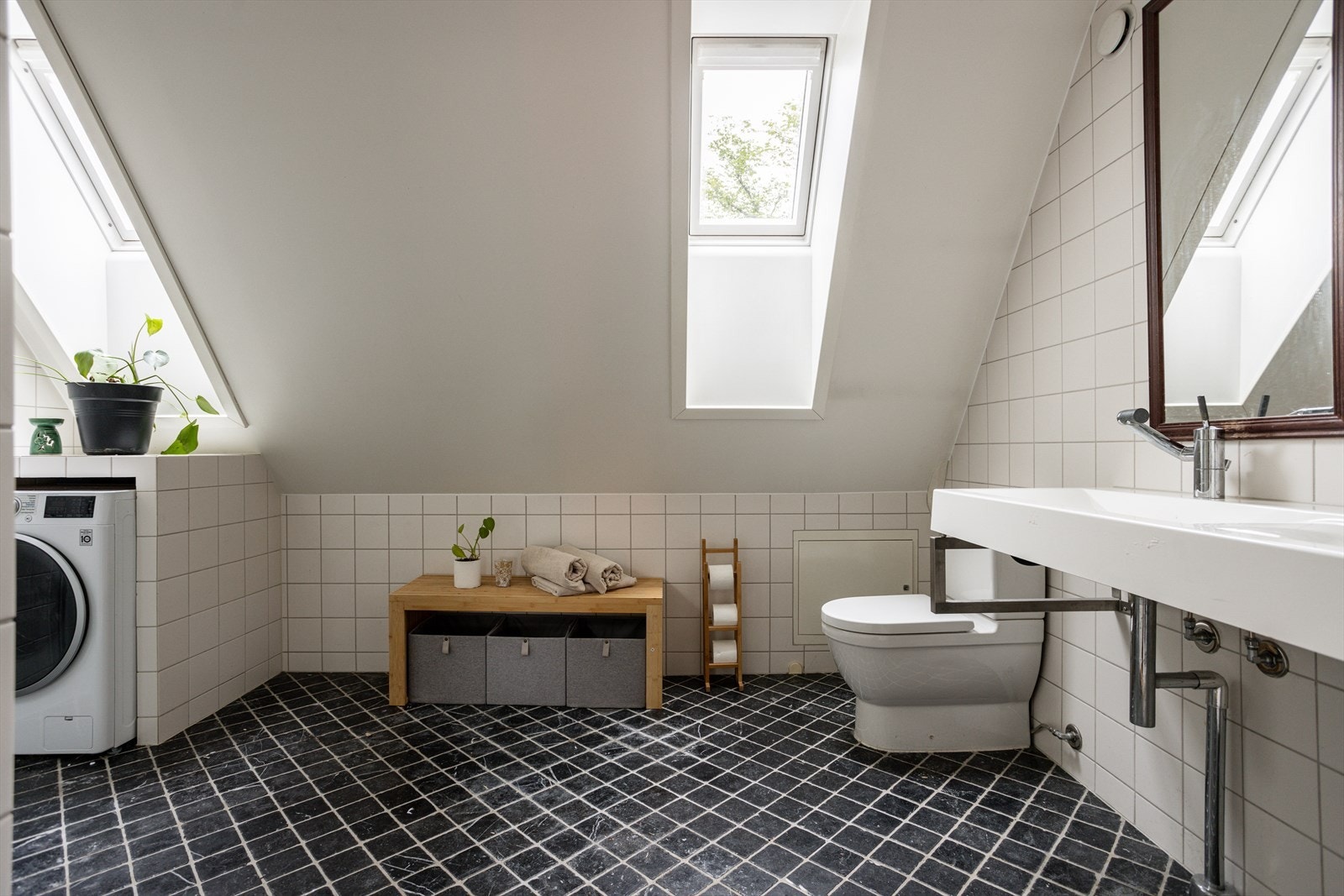 Det er opplegg for vaskemaskin og flislagt gulv med elektriske varmekabler. Galleribilde