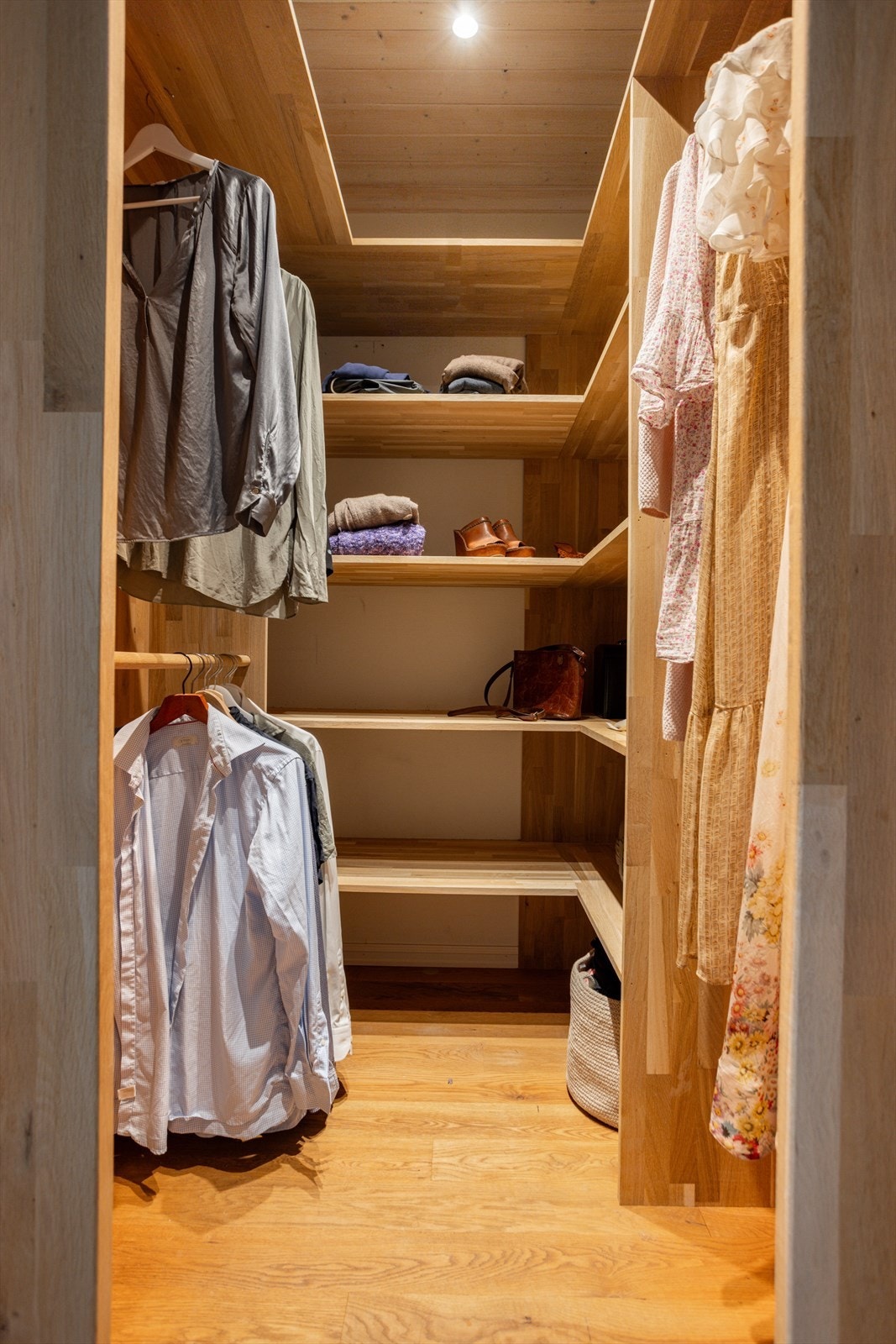 Det er i tillegg laget en praktisk garderobeløsning på hovedsoverommet. Galleribilde