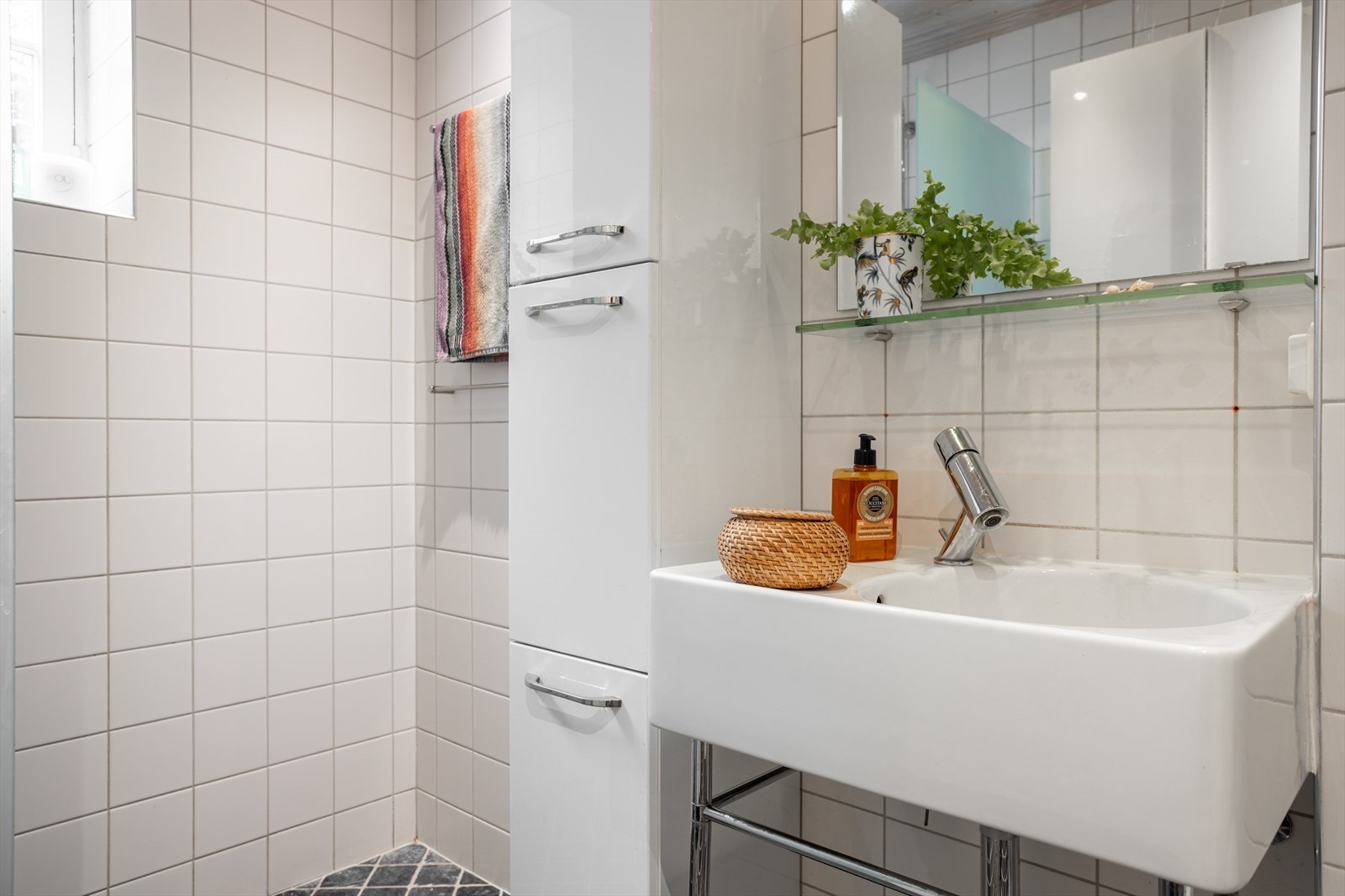 Badet er fra ca. 2008, og er utstyrt med wc, servant og dusj i hjørne med glassvegg. Galleribilde