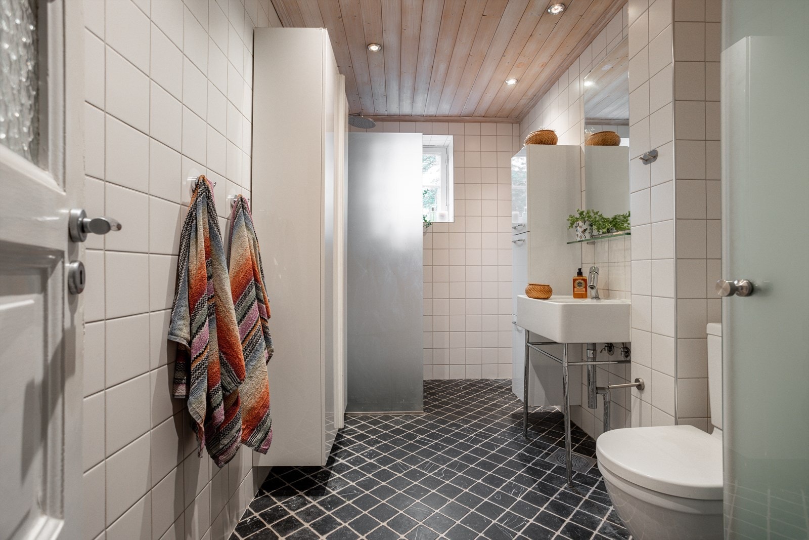 Badet i etasjen ligger fint tilbaketrukket fra boligens oppholdsrom, og i praktisk tilknytning til entréen og soverommene. Galleribilde