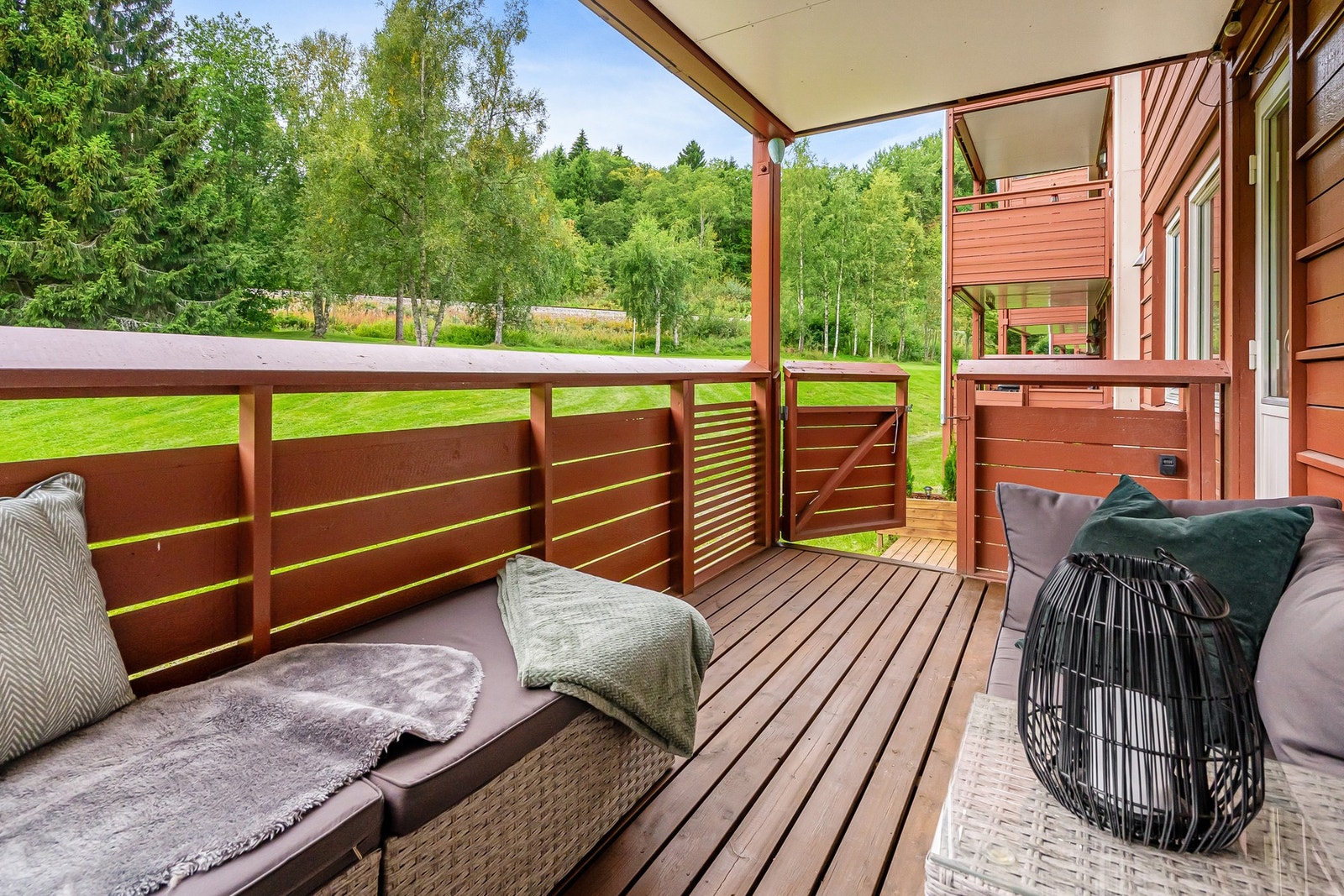 Her har du godt med plass for utemøblement og grill. Galleribilde