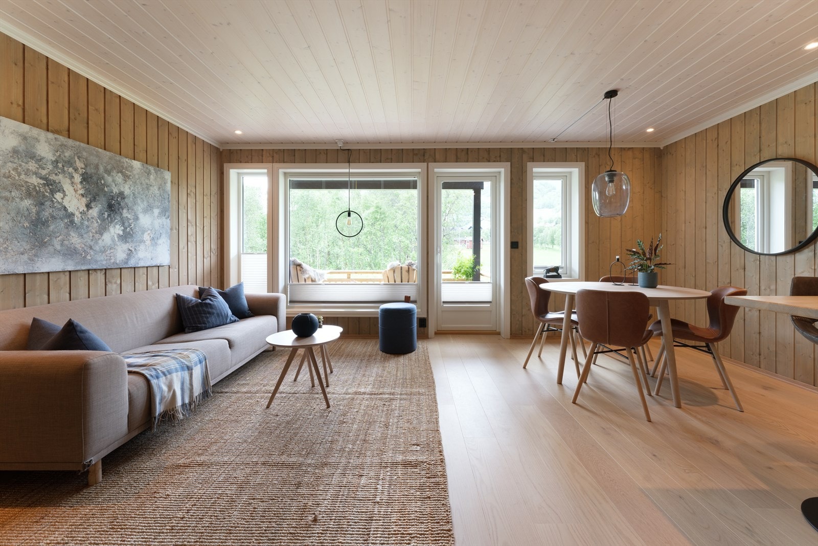 Stue/spisestue med utgang til overbygd terrasse og direkte adkomst til plen Galleribilde