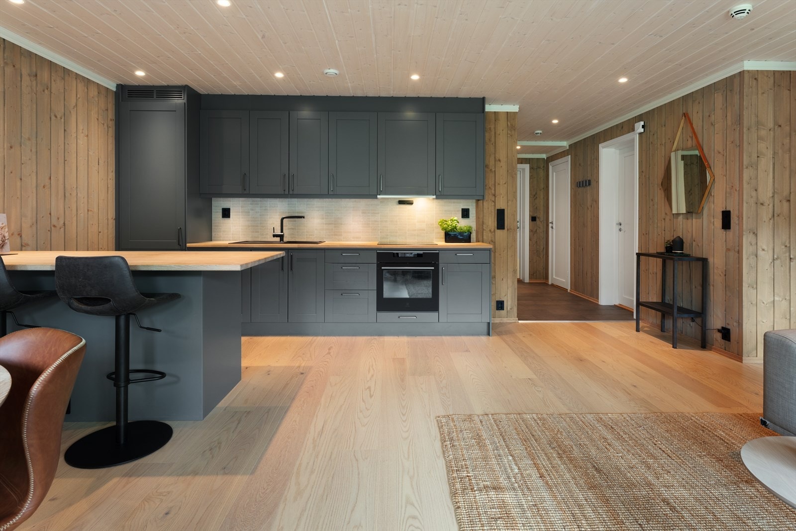 Kjøkken med kjøkkenøy og åpen løsning til spisestue/stue Galleribilde