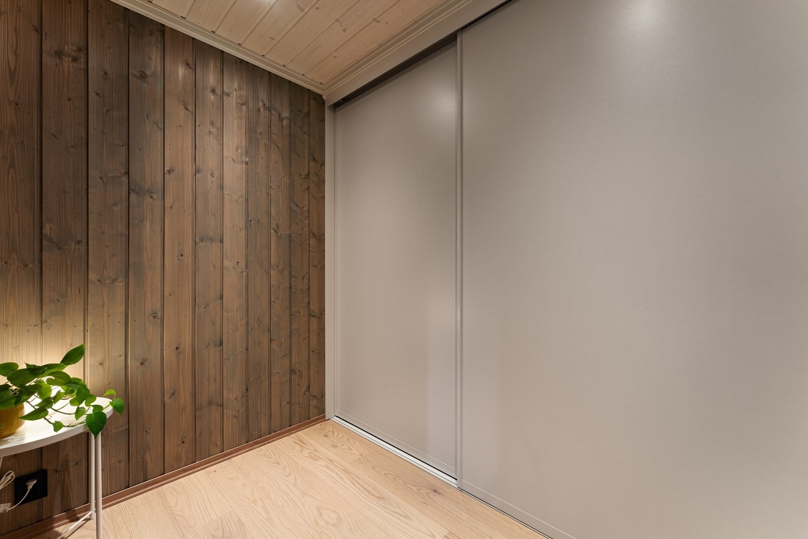 Sovealkove med garderobeinnredning fra Elfa Galleribilde