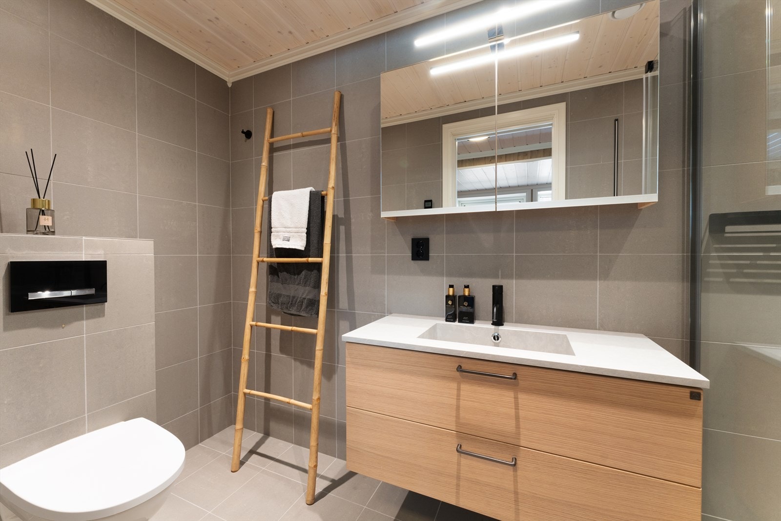 Bad 2 med direkte adkomst fra soverom 1 Galleribilde