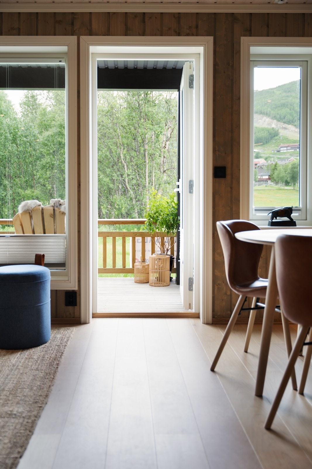 Utgang til overbygd terrasse fra spisestue/stue Galleribilde