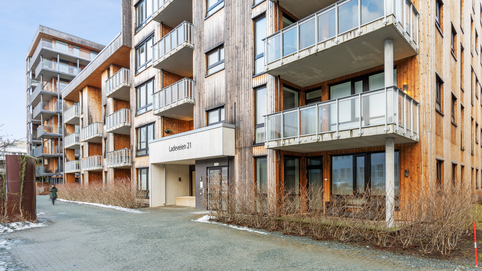 Det er også kort avstand til kollektivtrafikk med nærmeste busstopp (linje 2, 54 og 106) ca. 1 min gange fra boligen. Galleribilde
