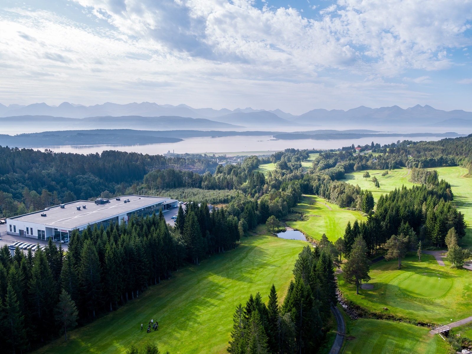 Kort veg til golfbanen. Galleribilde