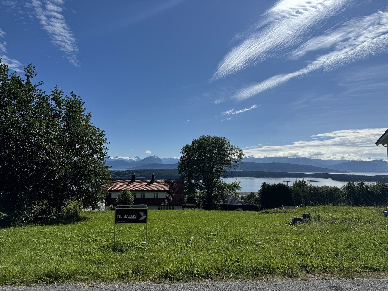 Fin tomt mellom to nyere oppførte boliger. Galleribilde