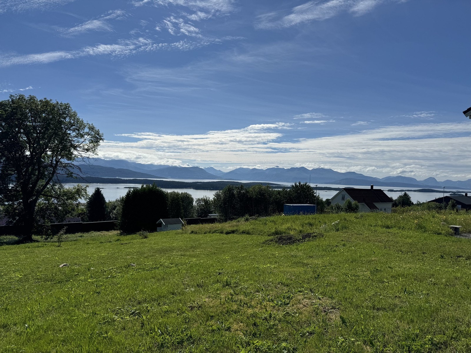 Tomten heller svakt mot syd. Galleribilde