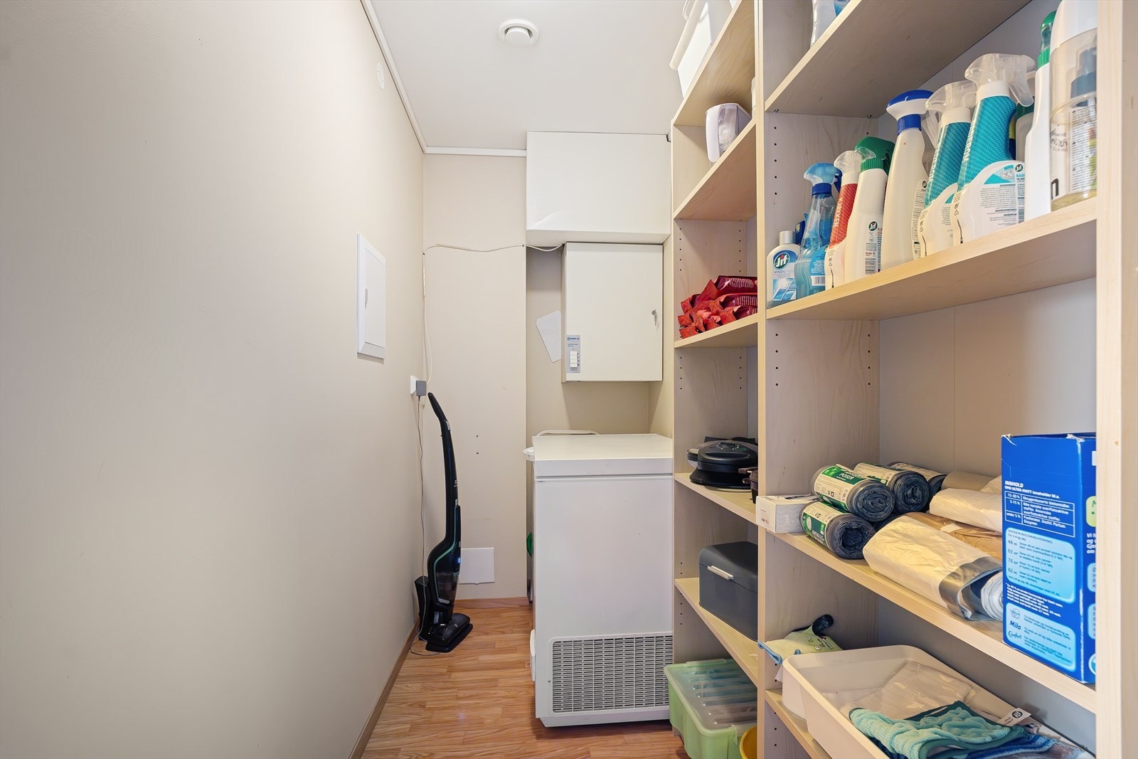 Det er bod både i leiligheten og utvendig, på bakkeplan. Galleribilde