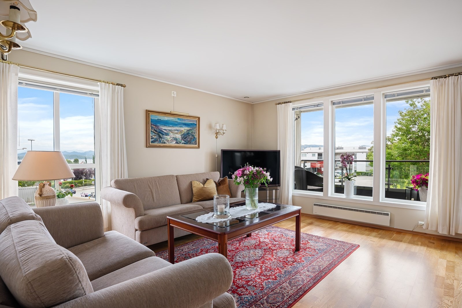 Lys fin stue med vinduer på endevegg Galleribilde