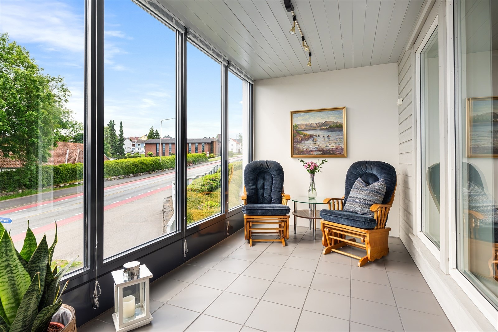 Sørvendt uteplass med gode solforhold Galleribilde