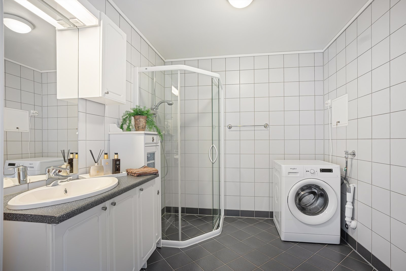 Pent, flislagt bad Galleribilde