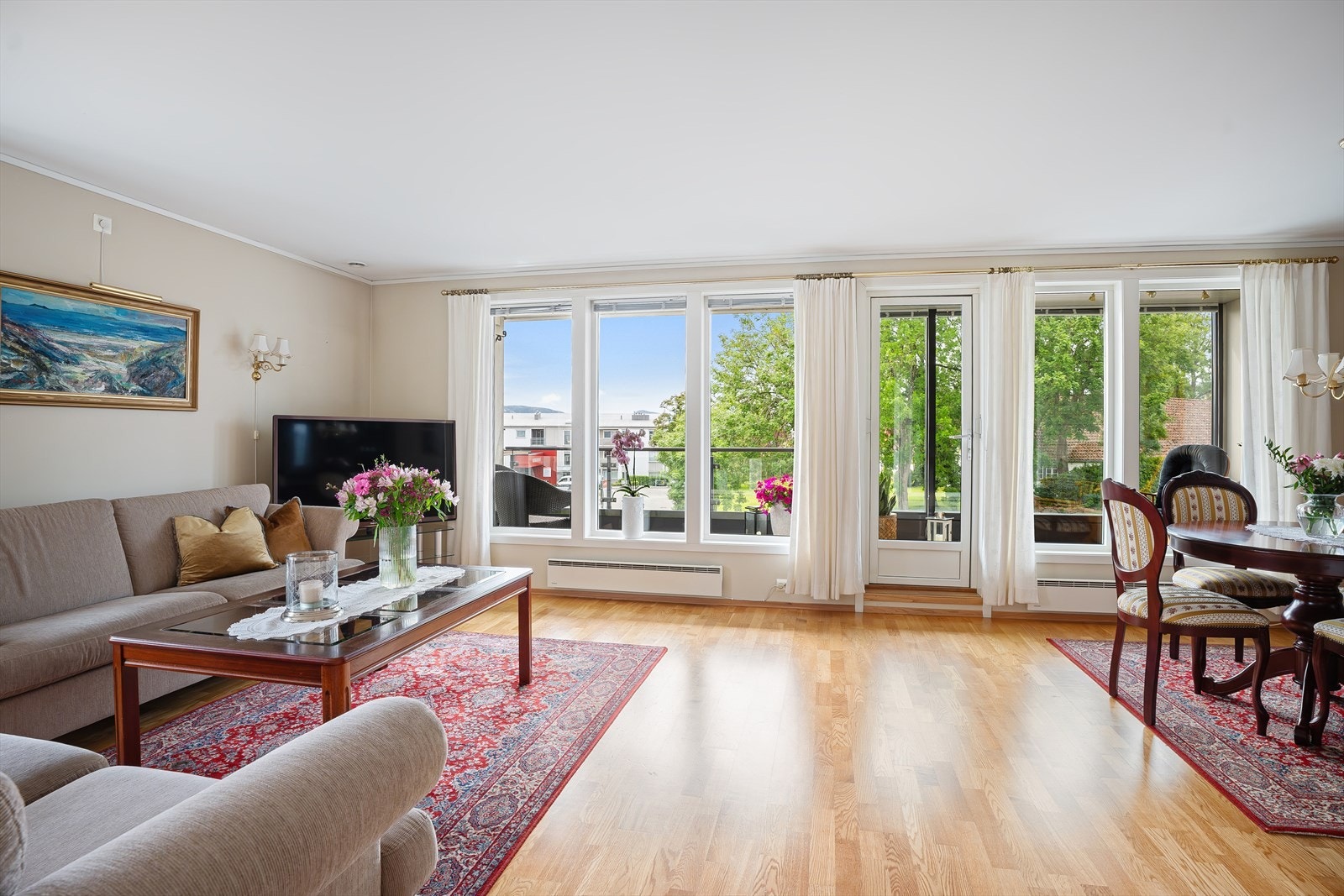 Fra stuen er det utgang til balkong hvor deler av den er innglasset Galleribilde