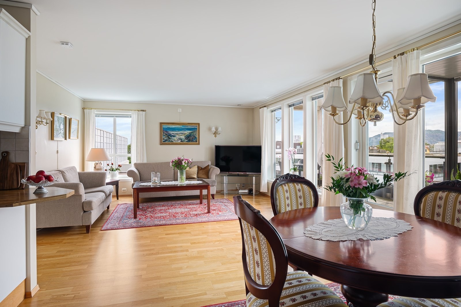 Åpen løsning mellom stue og kjøkken Galleribilde