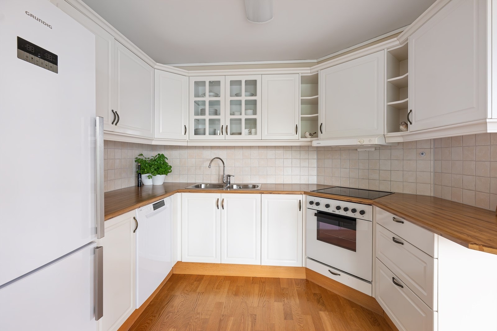 Kjøkken med god skap- og benkeplass Galleribilde