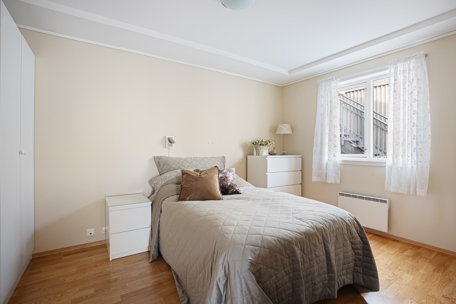 Romslig hovedsoverom med garderobe Galleribilde