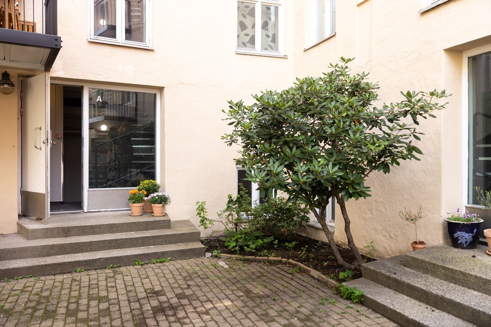Hyggelig beplantning utenfor oppgangen Galleribilde