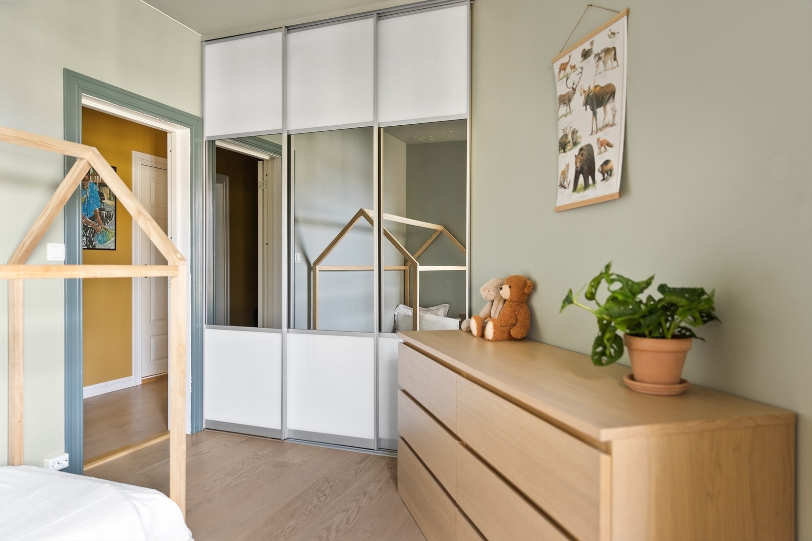 Godt med lagringsplass i stor skyvedørsgarderobe Galleribilde